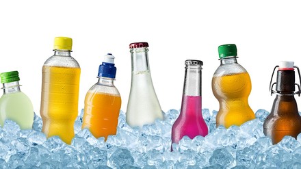 reihe bunter softdrinks auf crushed Ice