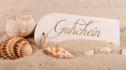 ein Reisegutschein am Strand
