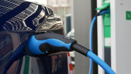 E-Auto hängt an einem Ladekabel