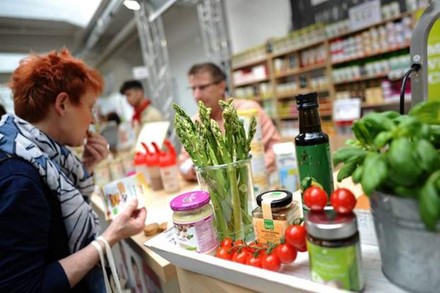 Frau probiert Essen in Geschäft