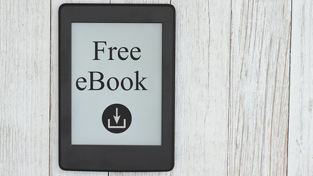 eBook-Reader mit den Worten „Free eBook“ im Display
