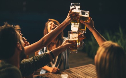 FReundesrunde stößt mit Bier an