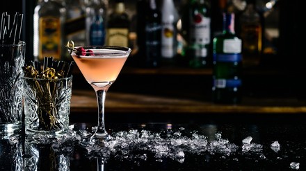 Nach dem Motto „social connecting“ bietet das Berliner Startup ShakeNight Abhilfe für Barkeeper und Barbesitzer. (© smspsy/stock.adobe.com)
Die Theke an einer Bar