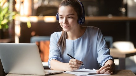 Ein Mädchen beim e-learning