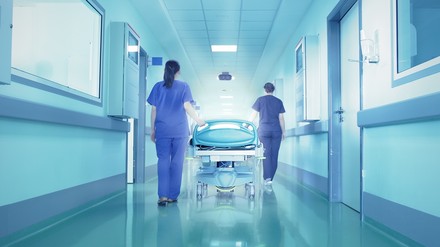 Dass Hotels in der Krise auch zu Notkrankenhäusern werden können, zeigt Apaleo mit einer neuen Plattform. (© sudok1/stock.adobe.com)
Ein Gang in einem Hospital