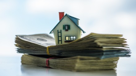 Ein Hotel und ein Stapel Geld