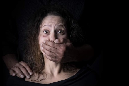 Mann hält Hände vor Mund von Frau