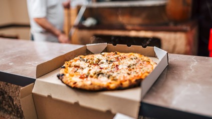 Pizza fertig zum Abholen in einer Schachtel