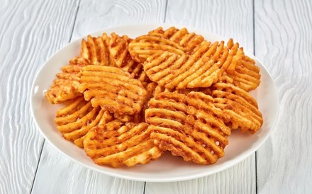Gitter-Pommes frites auf einem Teller