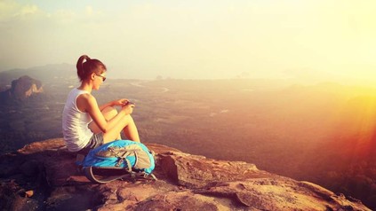 Frau fotografiert Panorama auf Bergspitze
