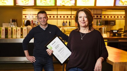 Kristin Putzke, Geschäftsführerin Jim Block freut sich über die von Matthias Tritsch, Greentable, übergebene Urkunde.