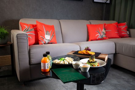 Die neue vegane Hotel-Suite wurde unter Beteiligung der The Vegan Society renoviert, die während der gesamten Renovierungsarbeiten dem Hotel bei Fragen zu veganen Materialien und Designelementen zur Seite stand. (© HiltonLondonBankside)
Ein Hotelzimmer