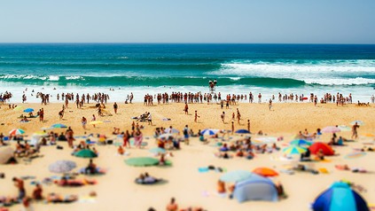 Ein überfüllter Strand am Meer
