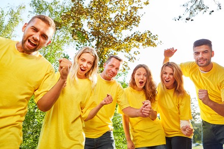 Glückliches Team jubelt über einen Erfolg