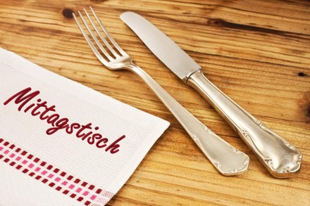 Messer und Gabel auf Tisch