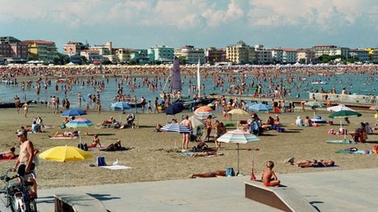 Menschenmenge an Strand in Italien