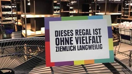 Schild im Inschrift "Dieses Regal ist ohne Vielfalt ziemlich langweilig"