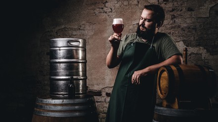 Brauer überprüft die Qualität seinen Craftbieres