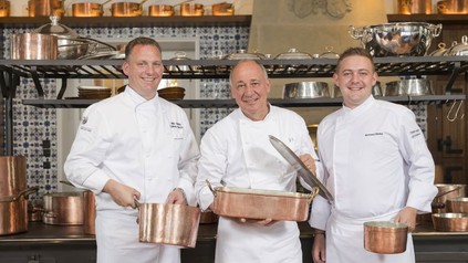 Bürgenstock Culinary Director Mike Wehrle, der Signature-Chef des Hauses Marc Haeberlin sowie Bertrand Charles, Küchenchef im Restaurant RitzCoffier.