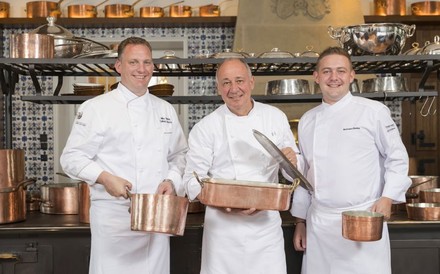 Bürgenstock Culinary Director Mike Wehrle, der Signature-Chef des Hauses Marc Haeberlin sowie Bertrand Charles, Küchenchef im Restaurant RitzCoffier.
