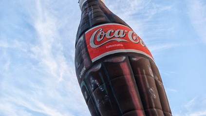 Eine große aufblasbare Flasche Cola