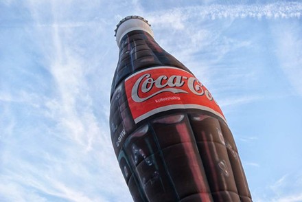 Eine große aufblasbare Flasche Cola