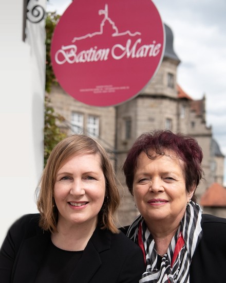 Sandra Englich und ihre Mutter Christine Bauer, die das Zepter in der Küche hält. (Foto: © Bastion Marie)