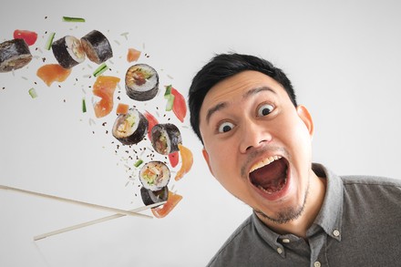 Mann und fliegendes Sushi