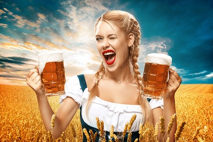 Frau im Dirndl mit zwei Bierkrügen