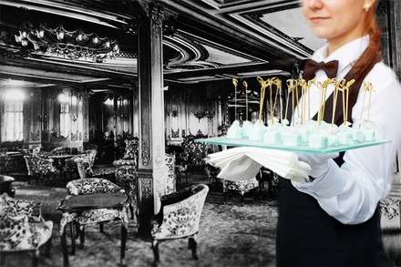 Eine Bedienung im Speisesaal der Titanic