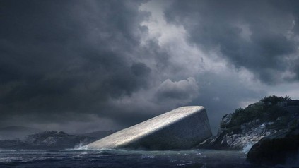 Ein großer Gebäude-Quader, der ins Meer ragt