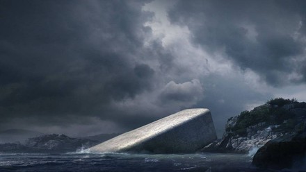 Ein großer Gebäude-Quader, der ins Meer ragt