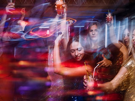 Tanzende Frauen in Diskothek