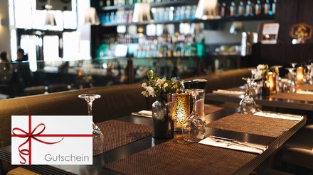 Gutscheine für Restaurants und Bars werden von der R+V gegen Insolvenz abgesichert. (Foto: ©borishots/Alexander Limbach/stock.adobe.com)
Interior eines Restaurants, im Vordergrund Grafik einer Gutschein-Karte