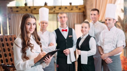 Gastronomen und Hoteliers sollten laut Muila Swele zeigen, dass sie Interesse am Wohl der Mitarbeiter haben und in die Bindung investieren. (Foto: © davit85/stock.adobe.com)
Azubis in einem Hotel