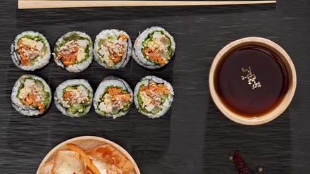 Traditionell wird Gimbap mit Stäbchen gegessen. Dazu kann eine Ramen-Suppe oder frittiertes Gemüse (Tempura) gereicht werden. (Foto: © makistock – stock.adobe.com)
Gimbap angerichtet mit Suppe