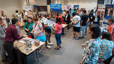 Blick in den Job-Messe-Trubel: Unterstützt von Dolmetschern ergaben sich zahlreiche Kontakte. (Foto: © Jobcenter Frankfurt am Main)
Blick in den Job-Messe-Trubel