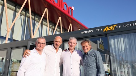 v. l. n. r.: Mag. Markus Pflug, MBA, Herbert Willfurth, Norbert Pillinger und Reinhold Schärf freuen sich über die Eröffnung des „The Italian“ in Parndorf. (Foto: © the italian)
v. l. n. r.: Mag. Markus Pflug, MBA, Herbert Willfurth, Norbert Pillinger und Reinhold Schärf freuen sich über die Eröffnung des „The Italian“ in Parndorf. (Foto: © the italian)
