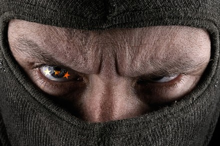345 Euro in Bitcoin verlangen die Erpresser des Frühsammers Restaurant. Ansonsten soll es Kritik auf den Bewertungsplattformen hageln. (© Andreas Berheide/lom123/Fotolia)
Die Augen eines Erpressers, in denen sich Sterne spiegeln