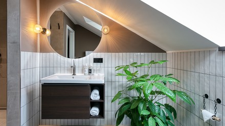 Mit Spiegeln kann die Lichtatmosphäre im Bad gesteuert werden. (Foto: © Nikolay Kazakov/Hotel Fritz Lauterbad)
Hotelbad