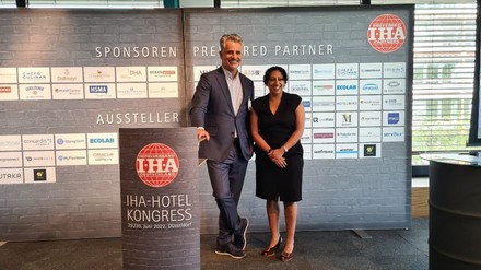 Nina Zimmermann, CEO von kununu, und Otto Lindner, Vorsitzender des Hotelverbandes Deutschland (IHA), hatten Im Juni ihre gemeinsame Initiative vorgestellt. Das Kick-off-Webinar zum Thema Arbeitgeberbewertungen soll nun am 31. August 2022 stattfinden. (Foto: © IHA)
Otto Lindner und Nina Zimmermann