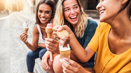 Eis ist vor allem, aber nicht nur, bei heißen Temperaturen beliebt. (Foto: © Davide Angelini/stock.adobe.com)
Die beliebtesten Eissorten sind...