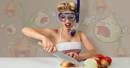 (© ipolstock/Capeman29/Christine Wulf/Fotolia)
Frau mit Taucherbrille schneidet Zwiebeln