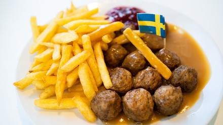 Ein Foto auf Twitter hatte für Wirbel um die Pommes frites bei Ikea gesorgt. (Foto: © ManuPadilla/ stock.adobe.com)
Teller mit Pommes