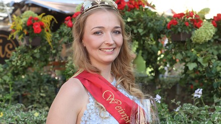 Katharina Sauer aus Großheringen ist die neue Thüringer Weinprinzessin 2022/23 und wurde beim diesjährigen Weinfest gekrönt. (Foto: © picture alliance/dpa | Bodo Schackow)
Katharina Sauer