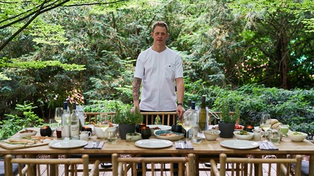 Rüdiger Mehlgarten, Küchenchef im Restaurant Waldwerk, setzt bei der Zubereitung seiner Gerichte auf nachhaltige und regionale Zutaten. (Foto: © Sebastian Böttcher)
Rüdiger Mehlgarten