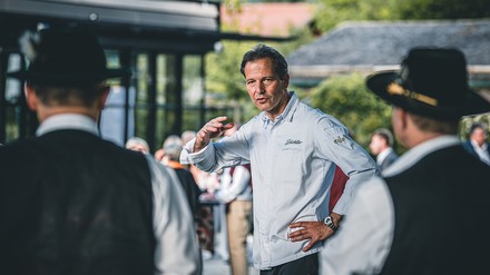 Thomas Kellermann servierte beim Sommerfest des Gourmetrestaurants Dichter der Egerner Höfe 13 regional-inspirierte Gänge. (Foto: © Parkhotel Egerner Höfe)
Thomas Kellermann