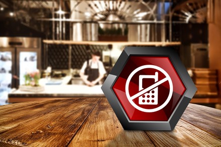 Wifi-freie Zone – auf diesen digitalen Umkehrtrend setzen derzeitig immer mehr Gästehäuser und Restaurants. (© magdal3na/Alex White/Fotolia/Montage:TH)
Ein Verbotsschild für Handys auf einem Restauranttisch