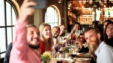 Viele Restaurants werden mittlerweile als Gesamtkunstwerk konzipiert und animieren dadurch Gäste, Fotos zu machen und diese in sozialen Netzwerken zu posten. (Foto: © Rawpixel.com/stock.adobe.com)
Feier in einem Restaurant