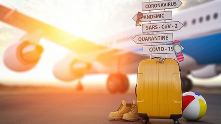 Es ist wichtig, die versorgungsrelevante Wirtschaft am Laufen zu halten. (Foto: © Maksym Yemelyanov/stock.adobe.com)
Flugzeug mit Schildern Quarantäne, Covid 19 etc.